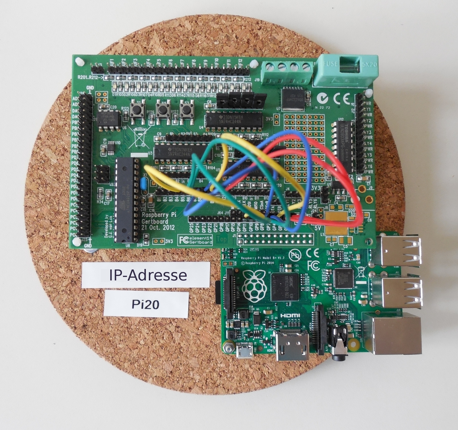 Raspberry Pi mit Gertboard auf einem Korkuntersetzer